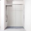 Immagine di BOX PORTA BATTENTE GL6 117,5-120,5 CM (NICCHIA) ARGENTO LUCIDO CRISTALLO TRASPARENTE KINEDO